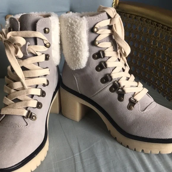 NWOT VICI light gray faux suede cream sherpa lug sole lace up ankle booties Sz 6 - Picture 12 of 13